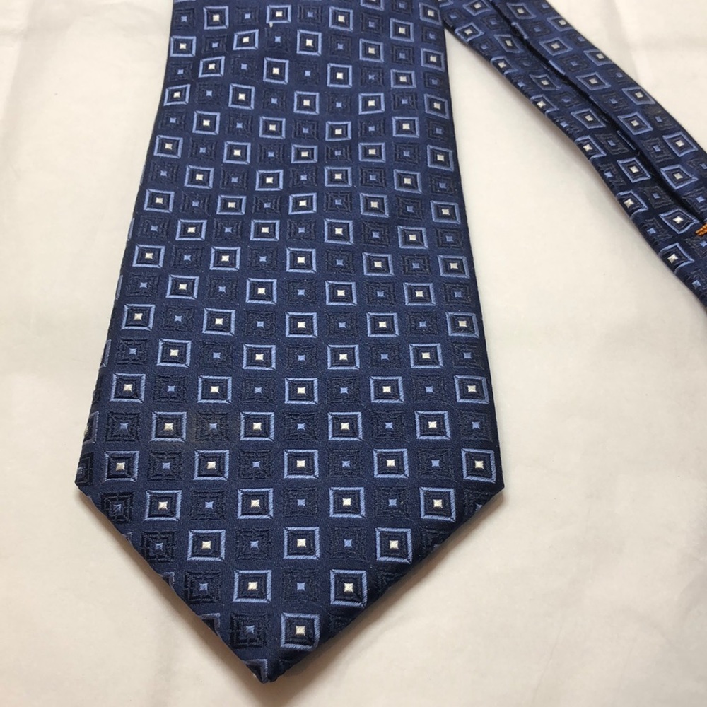 Donald J. Trump Signature Collection 100% silk tie in blue with white accents